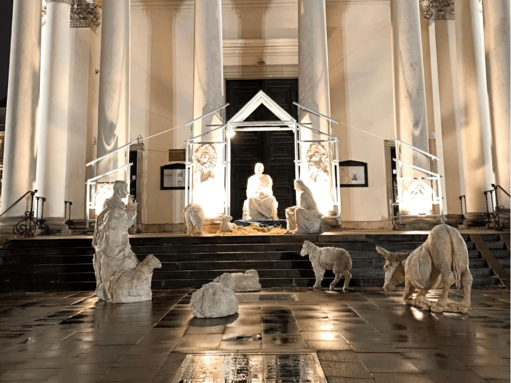 Szopka na Placu Trzech Krzyży – katecheza pokoju w przestrzeni publicznej