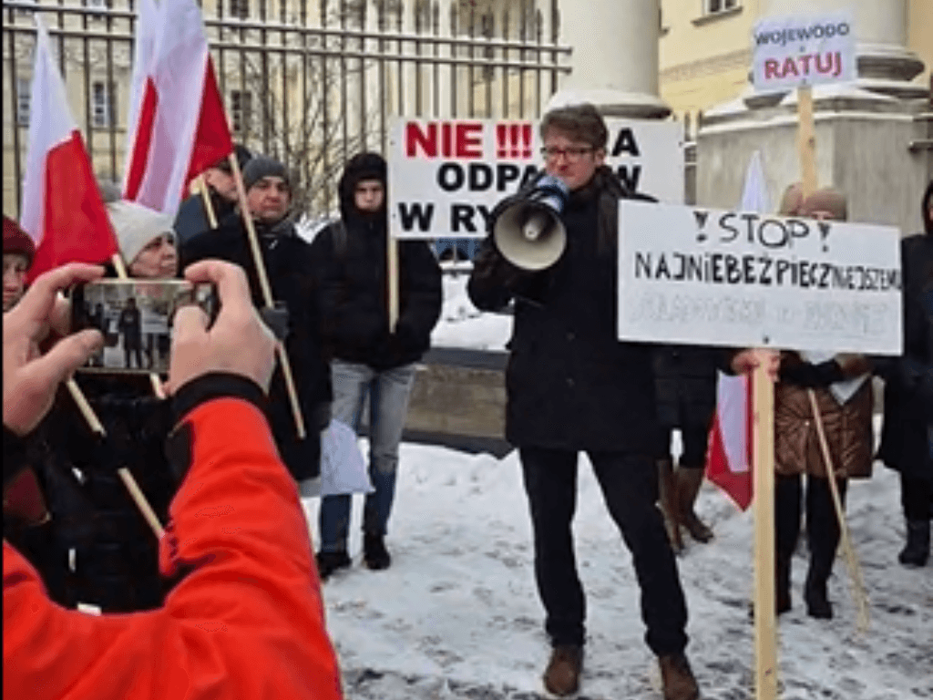 Pikieta przed urzędem wojewody przeciw składowisku w Kałuszynie