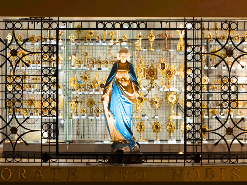 Relikwie w Kościele katolickim – znaczenie i sens kultu świętych