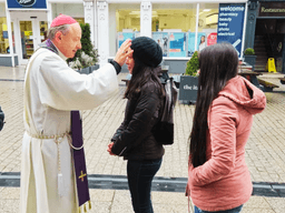 Z popiołem poza świątynię? W Irlandii biskup wyszedł z obrzędem na ulicę