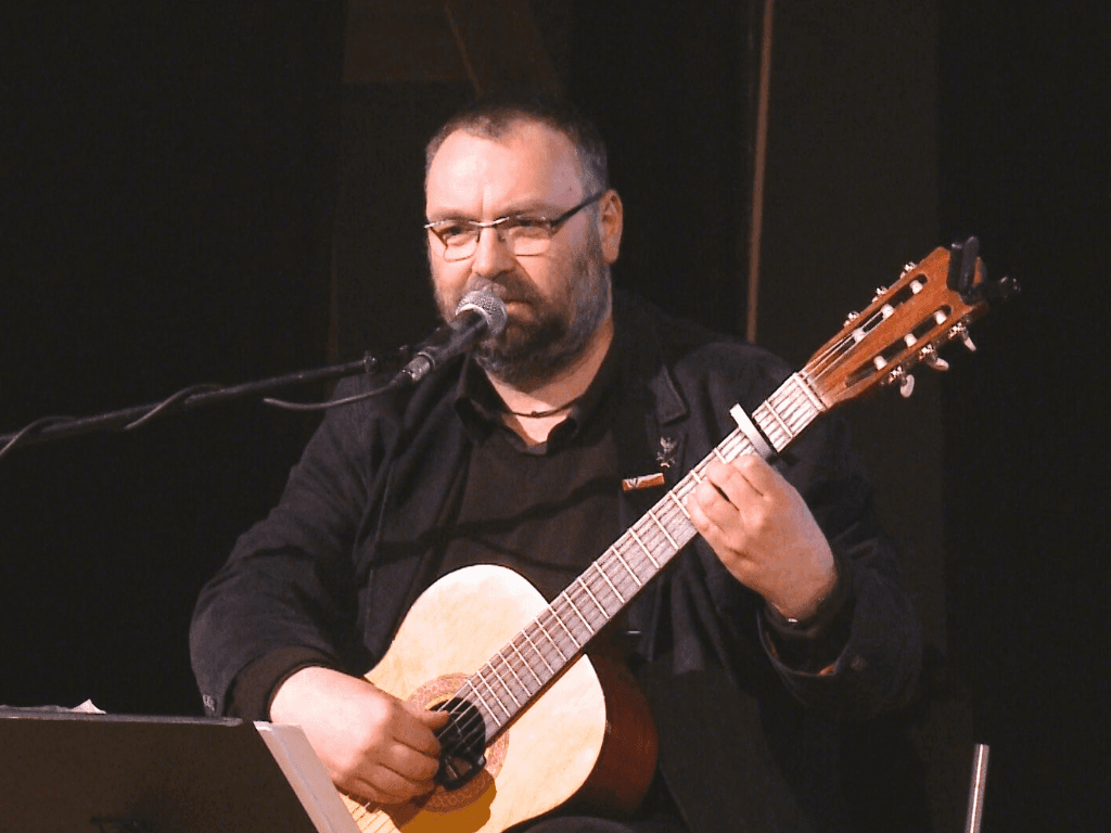 Historia opowiadana z gitarą w ręku. Paweł Piekarczyk