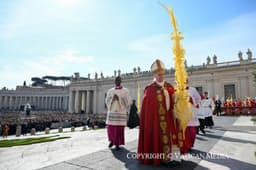 Biały Dom odpowiada papieżowi. Spór o modlitwę i wojnę