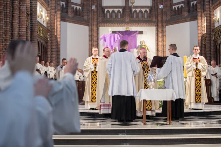 Niedziela Dobrego Pasterza. Jak rodzi się powołanie i kto pomaga je odkryć?