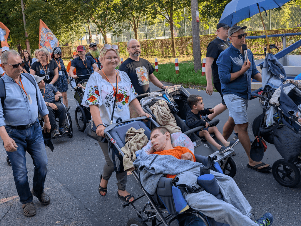 „Daj nam wiarę” – poruszający teledysk zapowiada film o pielgrzymce, która zmienia życie