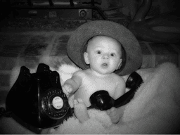 „Po dwóch stronach ekranu”. Nowy przewodnik pomaga zrozumieć cyfrowy świat młodych