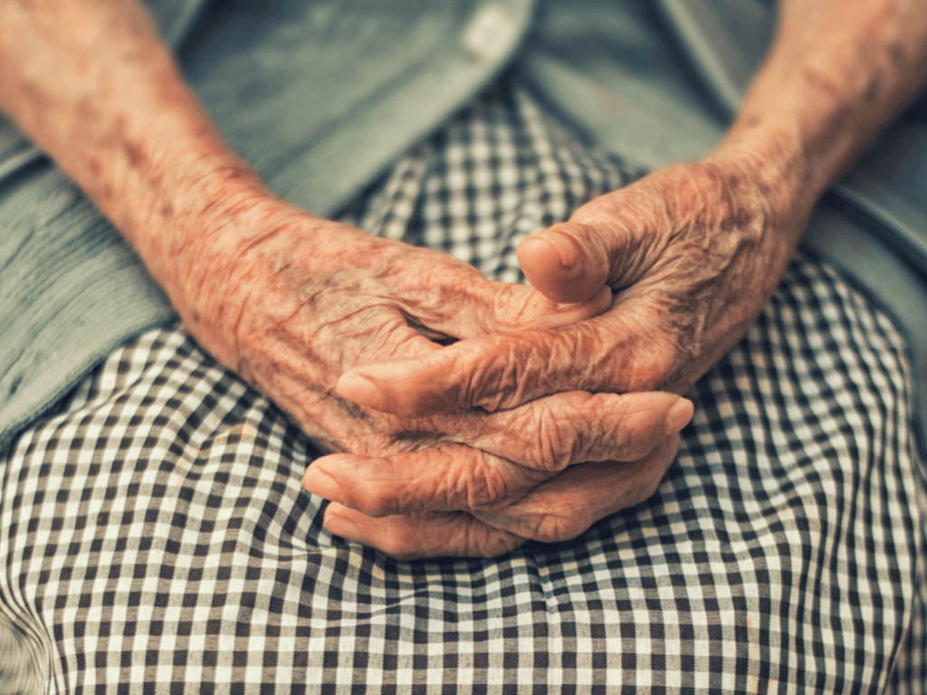 Kto poda szklankę wody? Caritas Polska o opiece terminalnej i samotności w chorobie