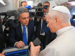 Dość wojen! Leon XIV do Donalda Trumpa. Mocny apel o pokój z pokładu samolotu