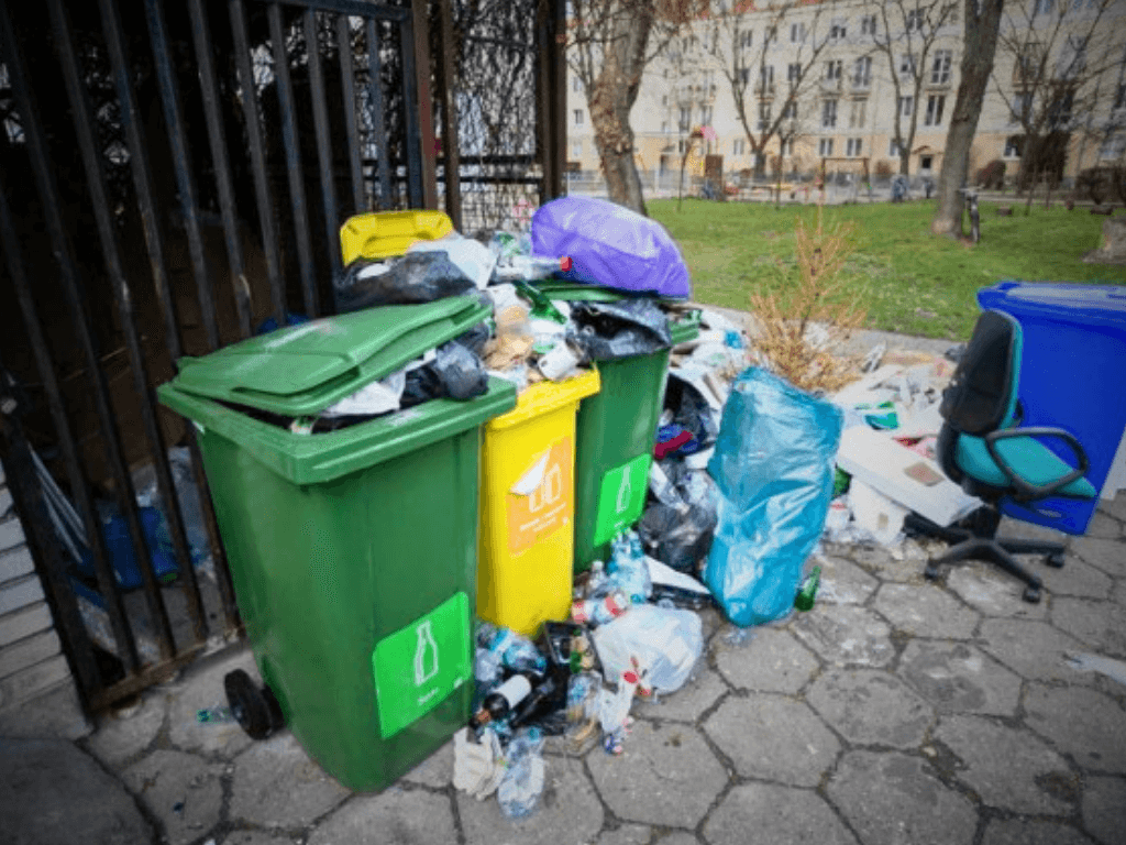 Chaos śmieciowy i problemy z parkowaniem. Praga Północ zmaga się z codziennością