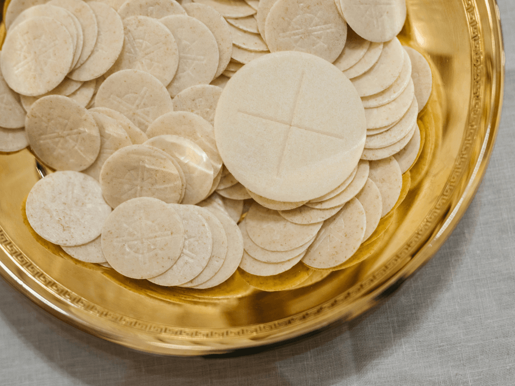 Pierwsza Komunia Święta bez „wyścigu prezentów”. Jak nie zgubić tego, co najważniejsze?