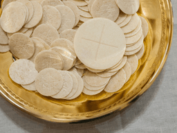 Pierwsza Komunia Święta bez „wyścigu prezentów”. Jak nie zgubić tego, co najważniejsze?