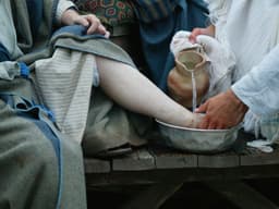 Umycie nóg – jak naprawdę traktować drugiego człowieka