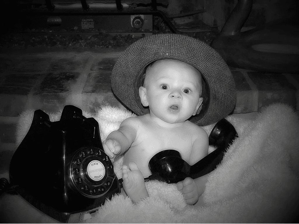 „Po dwóch stronach ekranu”. Nowy przewodnik pomaga zrozumieć cyfrowy świat młodych