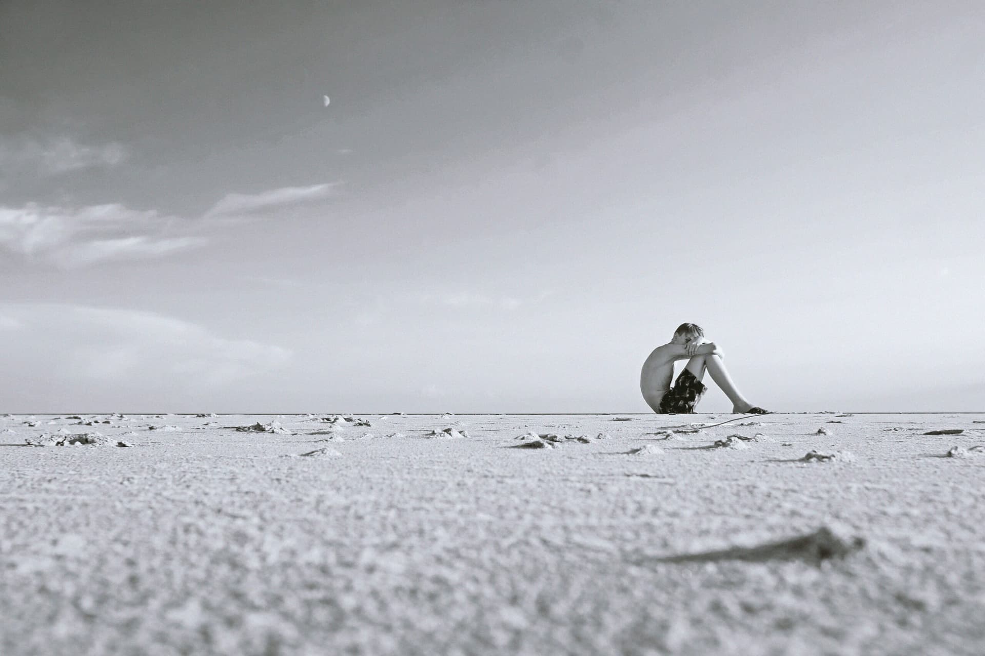 Samotność młodych ludzi rośnie. Czy wychowanie nadąża za współczesnym światem?