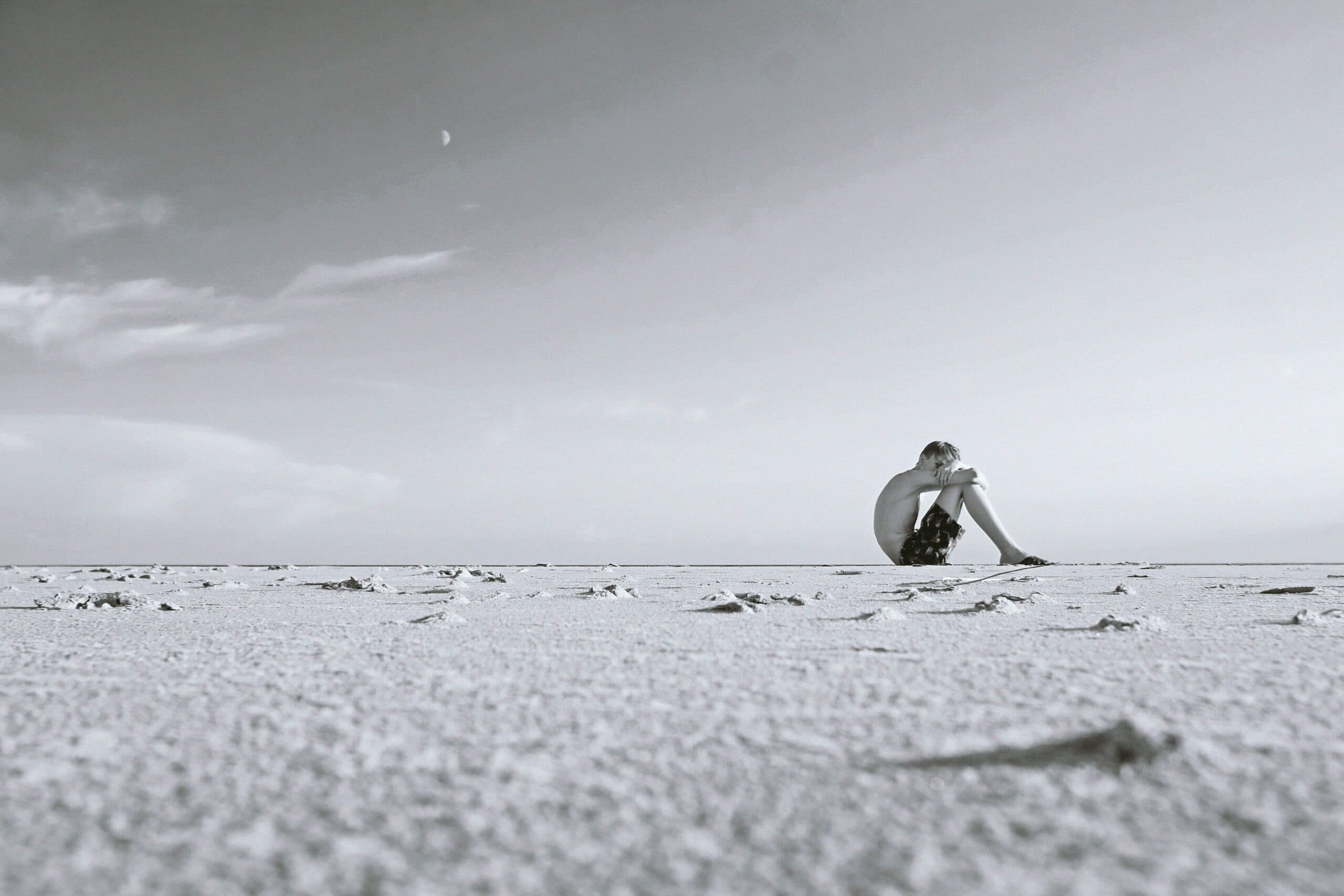 Samotność młodych ludzi rośnie. Czy wychowanie nadąża za współczesnym światem?