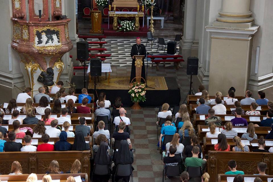 Bp Solarczyk: młodzi potrzebują nadziei, że ich życie ma sens