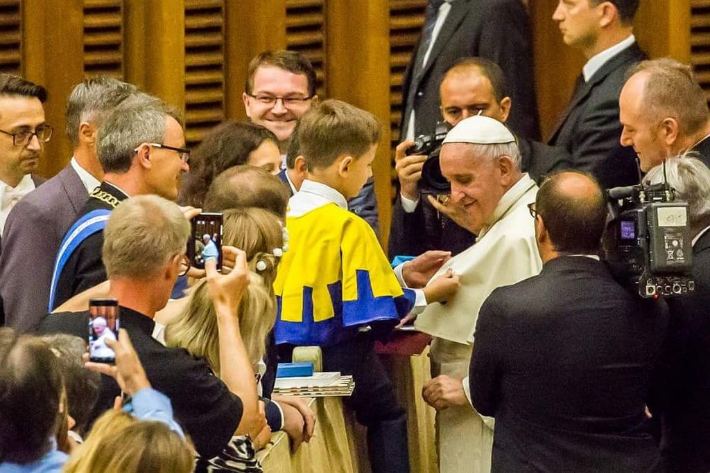 Papież Franciszek otrzymał od polskich dzieci Order Uśmiechu