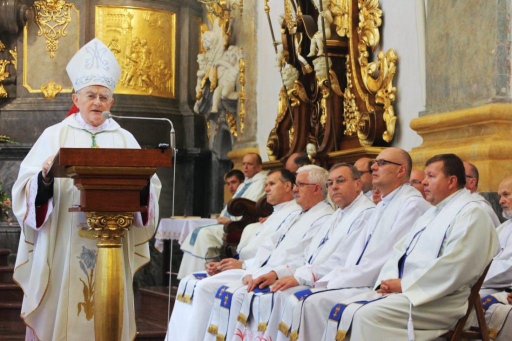 Abp Hoser: różaniec wymaga modlitwy w rytmie spokojnym ...