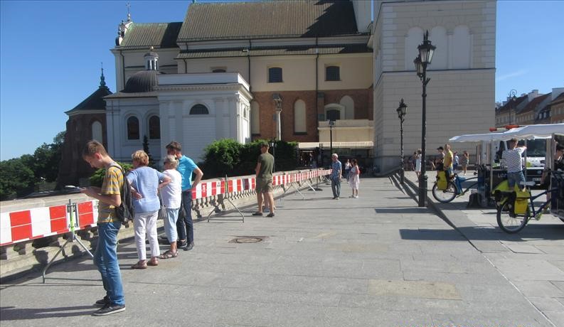 Rozbiórka balustrady przy Placu Zamkowym