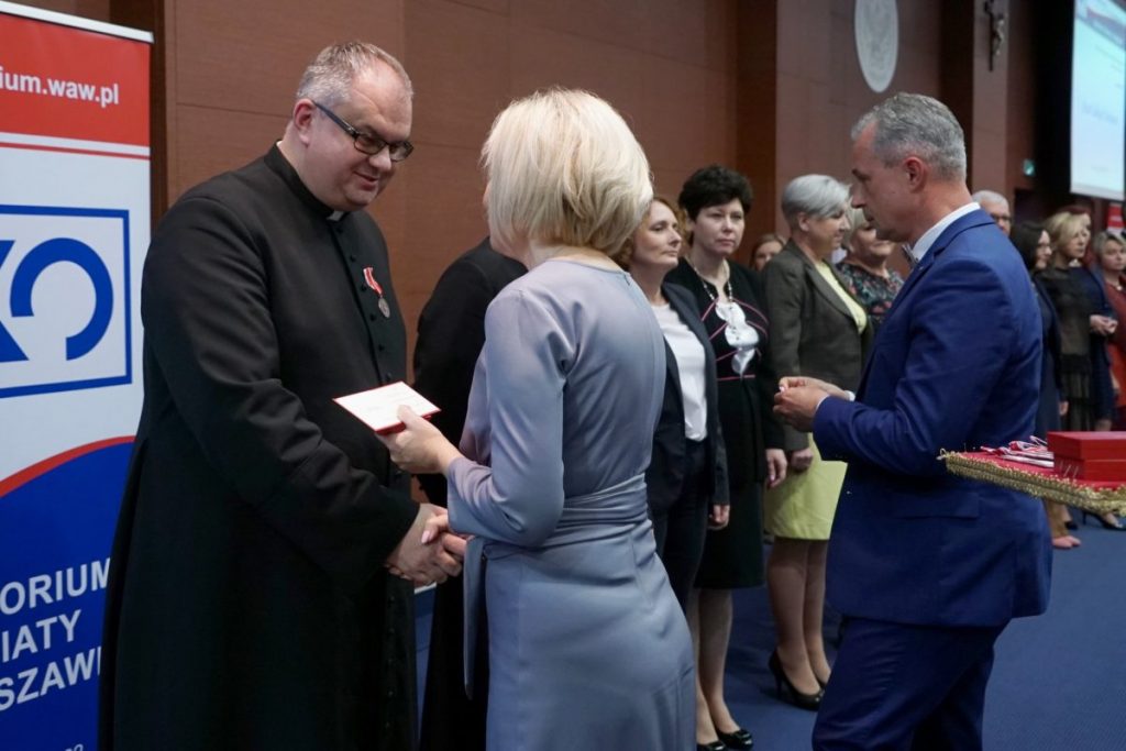 Medal Komisji Edukacji Narodowej dla ks. Piotra Pierzchały