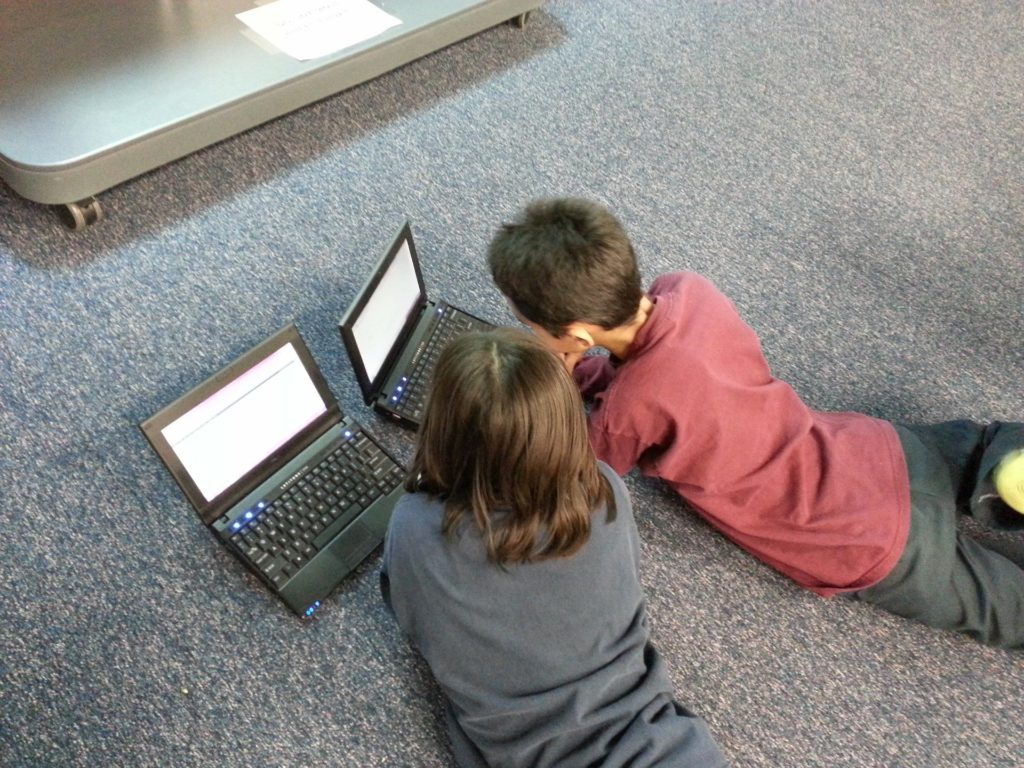 dzieci przy komputerze, laptop