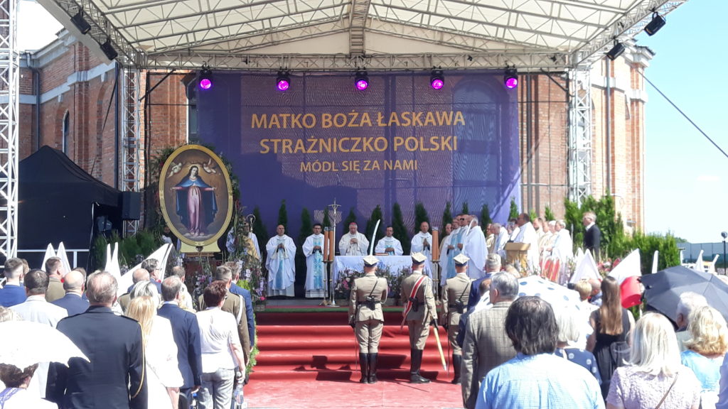 Bp Kamiński: Bolszewicy ujrzeli ogromną kobiecą postać, od której biło światło