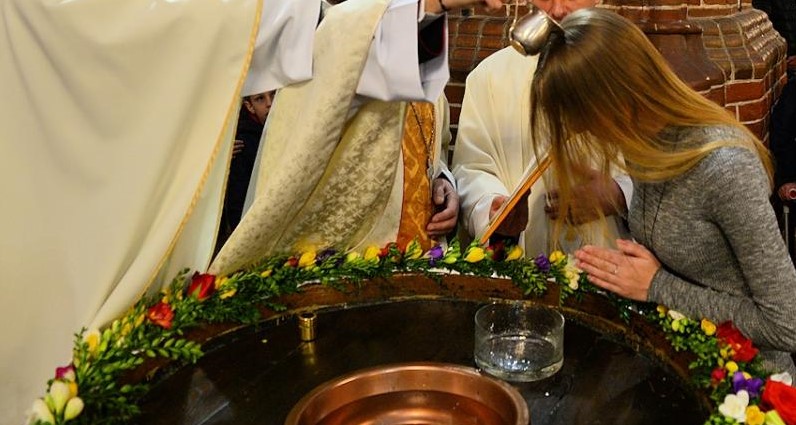 Tej nocy wielu dorosłych ludzi przyjmuje Chrzest Święty Tej nocy wielu dorosłych ludzi przyjmuje Chrzest Święty