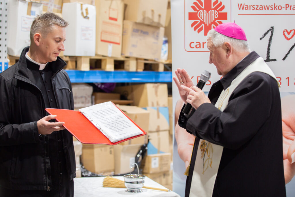 Bp Kamiński poświęcił nowy magazyn Caritas na Pradze Bp Kamiński poświęcił nowy magazyn Caritas na Pradze