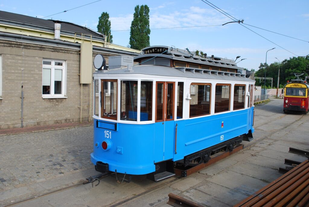 113-letni niebieski tramwaj z Krakowa przyjechał na wakacje do Warszawy 113-letni niebieski tramwaj z Krakowa przyjechał na wakacje do Warszawy
