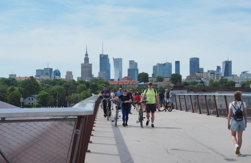 Co dzieje się na warszawskiej kładce pieszo-rowerowej?