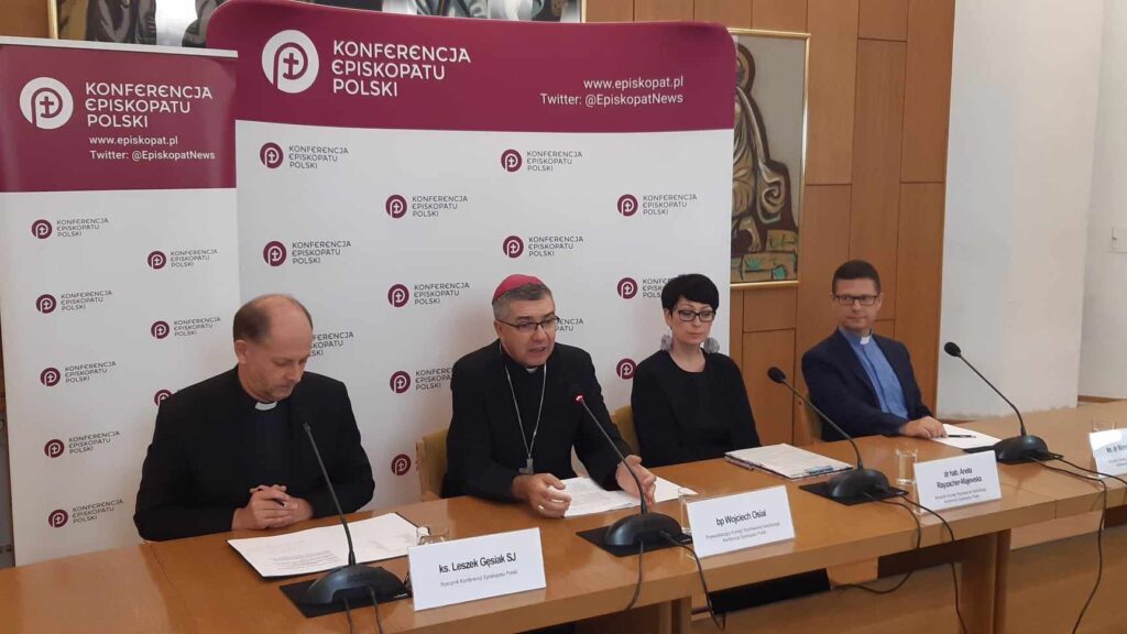 Bp Osial: niezbędna jest współpraca rodziny, szkoły i Kościoła