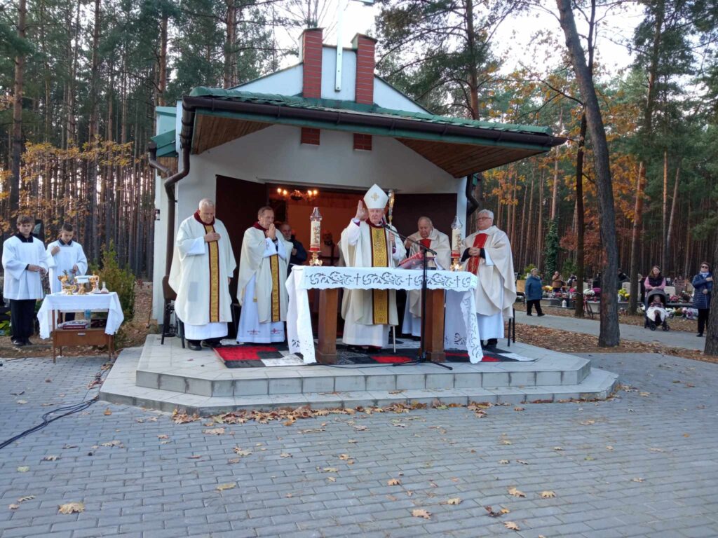 Bp Romuald Kamiński: Święci są nam bliscy