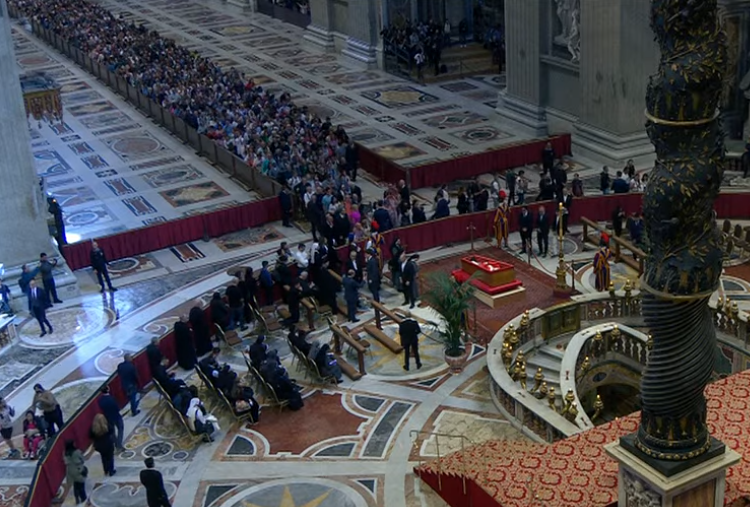 Wierni oddają hołd papieżowi Franciszkowi