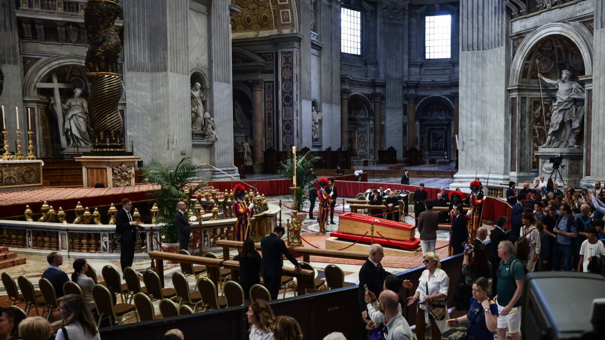 Już ponad 50 tys. osób oddało hołd Franciszkowi