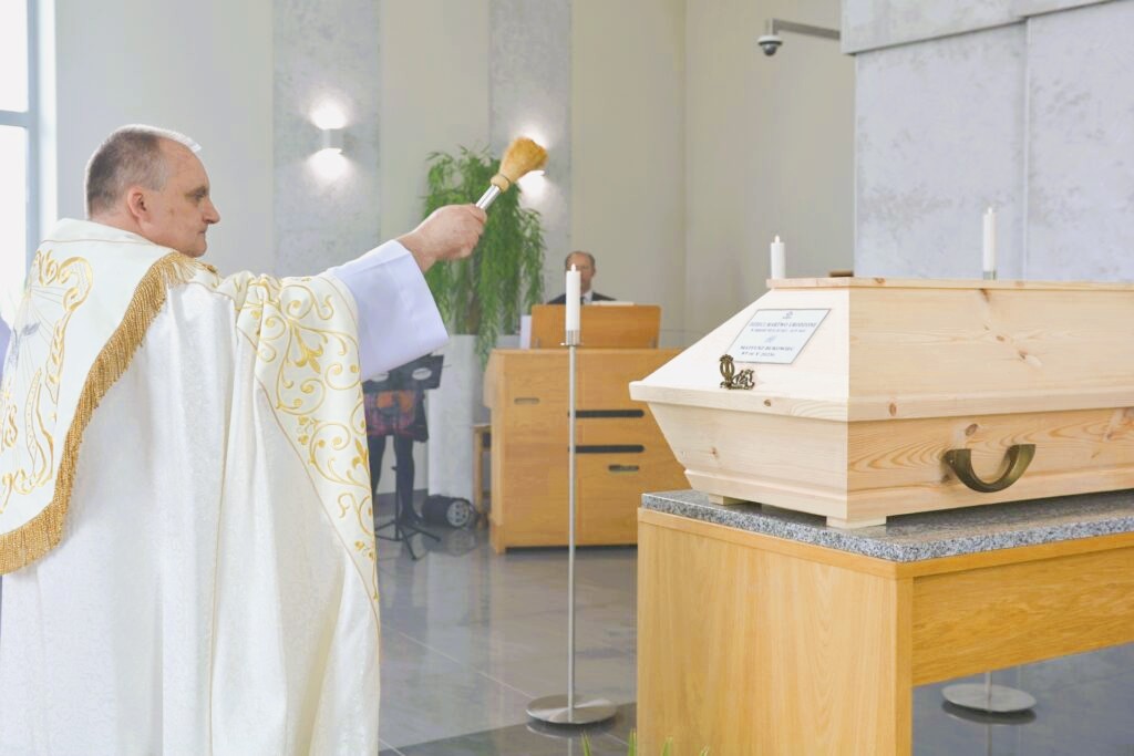 Pogrzeb 31 dzieci zmarłych przed narodzinami: mali orędownicy z nieba Pogrzeb 31 dzieci zmarłych przed narodzinami: mali orędownicy z nieba