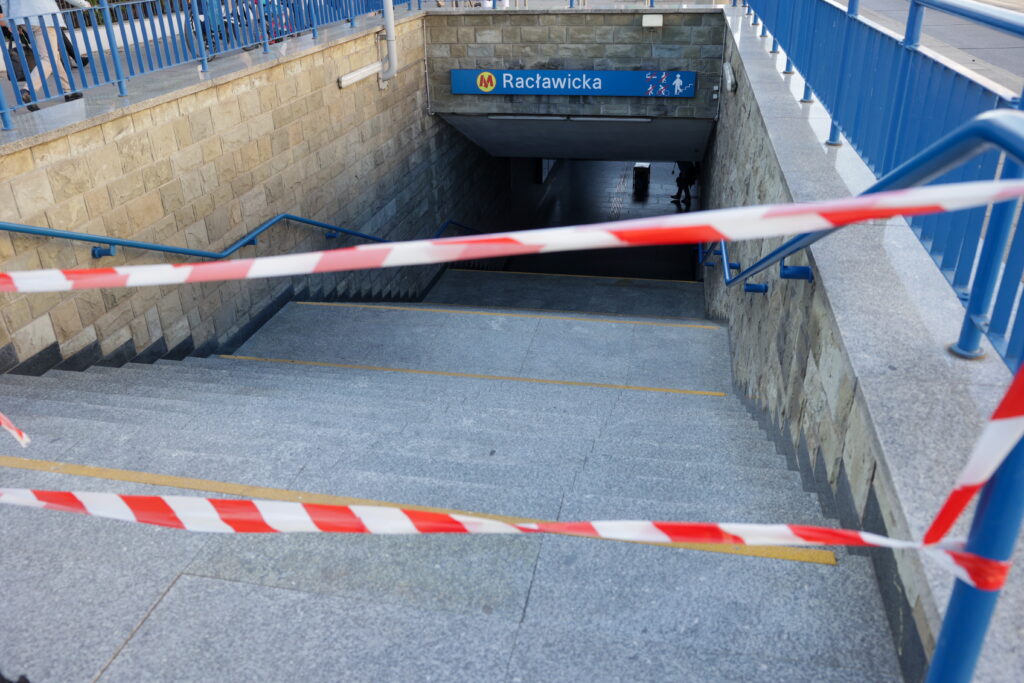 Pożar na stacji Racławicka. Metro linii M1 nie kursuje – uruchomiono komunikację zastępczą Pożar na stacji Racławicka. Metro linii M1 nie kursuje – uruchomiono komunikację zastępczą